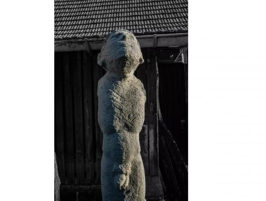 Thumbnail for the post titled: Die Ausstellung „MYTHOS, MUSIK, KÖRPER mit Michael Schützenberger“ im und vor dem Steinhauermuseum Mühlbach!